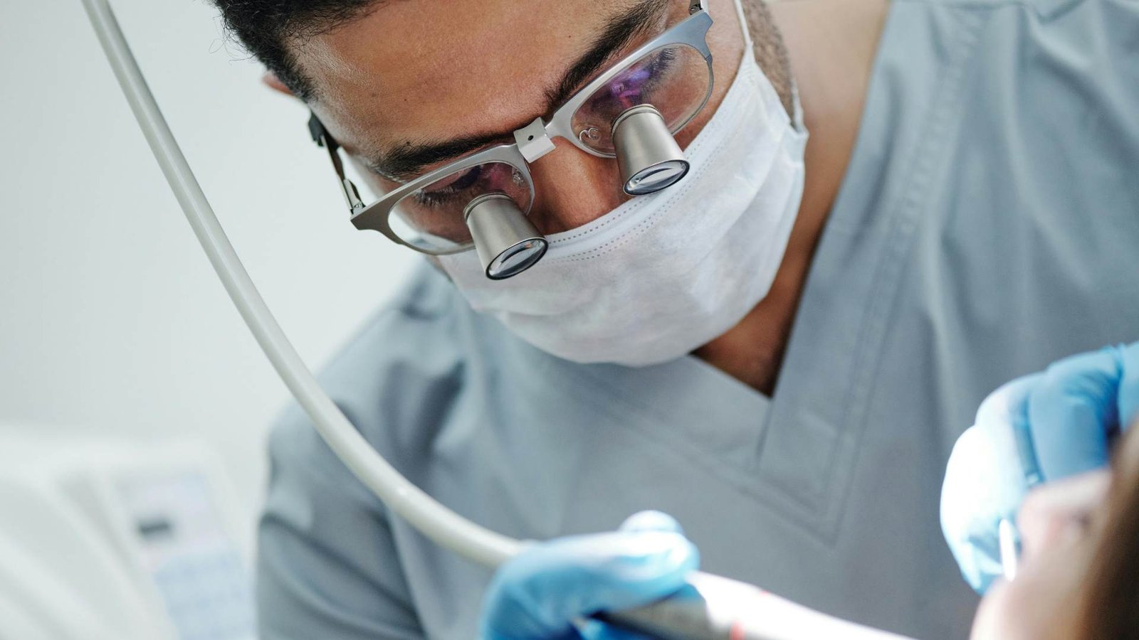 Dentista con precisión profesional